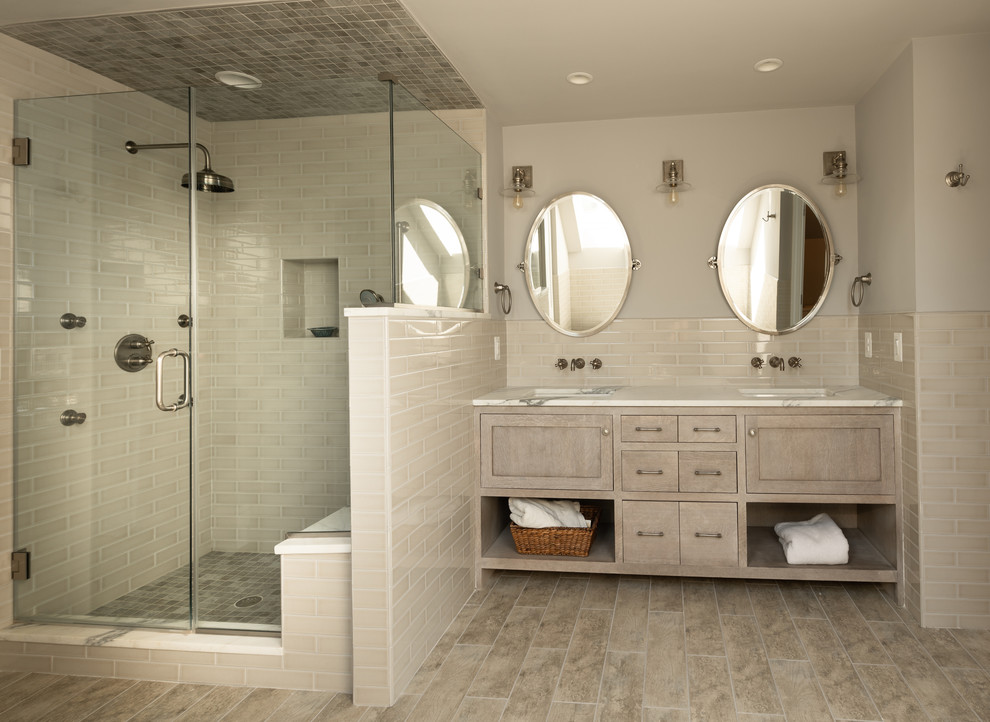 Maritim inredning av ett stort vit vitt en-suite badrum, med möbel-liknande, vita skåp, ett fristående badkar, en öppen dusch, en toalettstol med separat cisternkåpa, grå kakel, porslinskakel, grå väggar, klinkergolv i porslin, ett undermonterad handfat, bänkskiva i kvarts, grått golv och dusch med skjutdörr