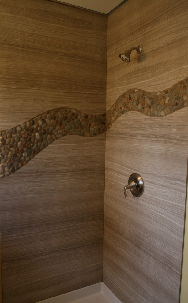 Idee per una stanza da bagno padronale minimalista di medie dimensioni con doccia ad angolo e piastrelle beige