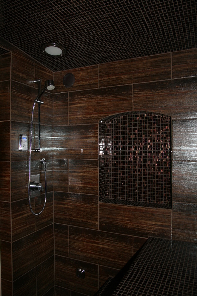 Idée de décoration pour une salle de bain minimaliste de taille moyenne avec un carrelage marron et des carreaux de céramique.
