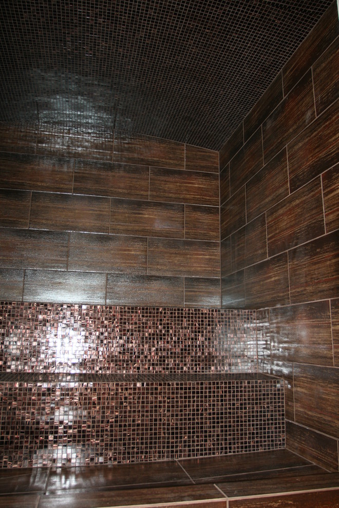 Foto de cuarto de baño moderno de tamaño medio con baldosas y/o azulejos marrones y baldosas y/o azulejos de cerámica