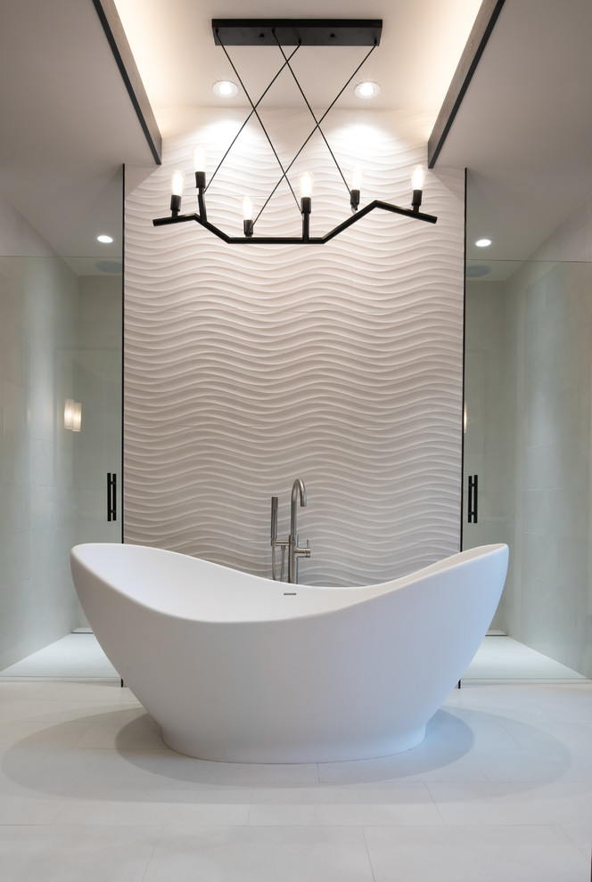 Foto di una stanza da bagno contemporanea con vasca freestanding, doccia a filo pavimento, pareti bianche e porta doccia a battente