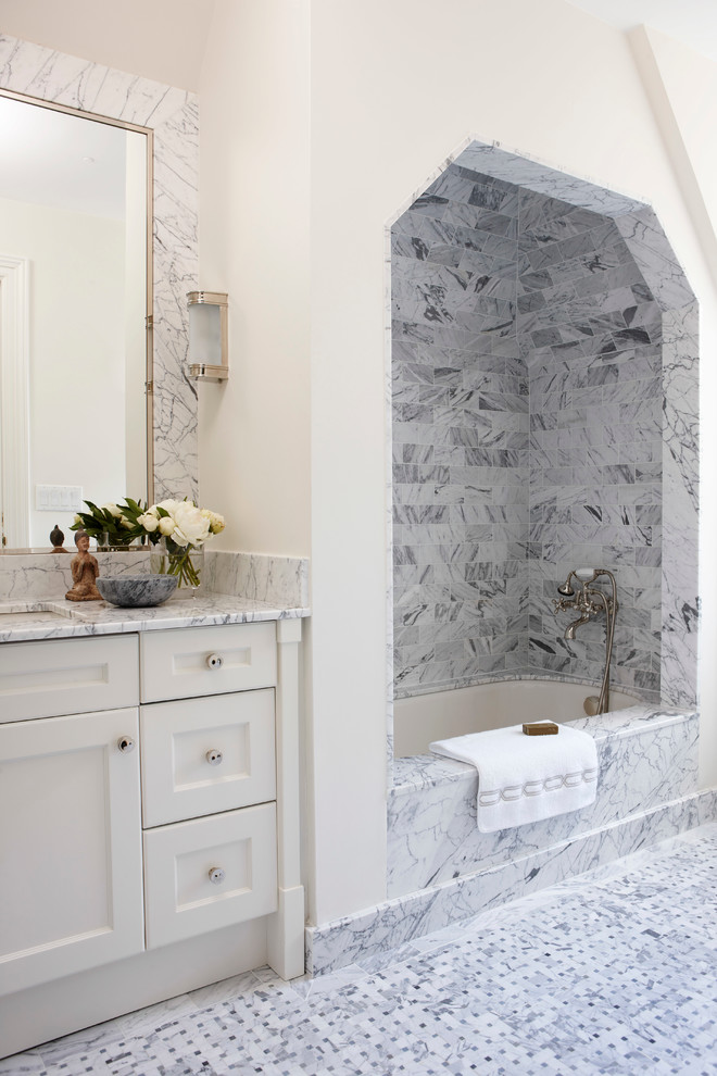 Idéer för att renovera ett vintage en-suite badrum, med ett undermonterad handfat, skåp i shakerstil, vita skåp, marmorbänkskiva, ett undermonterat badkar, en dusch i en alkov, vit kakel, vita väggar, marmorgolv och tunnelbanekakel