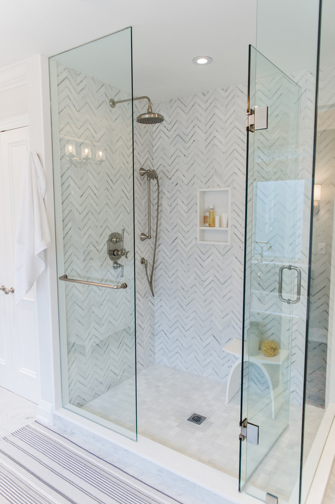 Idéer för stora funkis flerfärgat en-suite badrum, med möbel-liknande, vita skåp, ett fristående badkar, en dusch i en alkov, vita väggar, marmorgolv, ett undermonterad handfat, marmorbänkskiva, flerfärgat golv och dusch med gångjärnsdörr