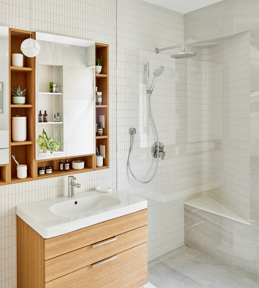 Идея дизайна: маленькая ванная комната в современном стиле с душем в нише, белой плиткой, серыми стенами, душевой кабиной, серым полом, душем с распашными дверями, плоскими фасадами, фасадами цвета дерева среднего тона и консольной раковиной для на участке и в саду