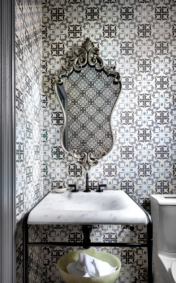 Idee per una piccola stanza da bagno eclettica con lavabo a consolle, top in marmo e piastrelle blu