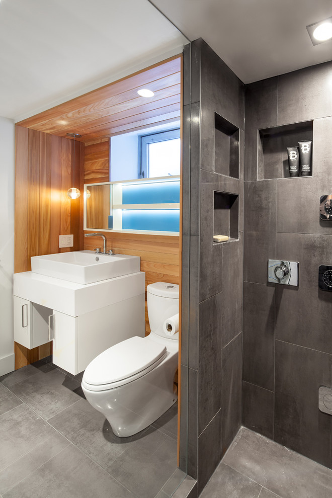 Idee per una stanza da bagno design con lavabo a bacinella, ante lisce, ante bianche, doccia alcova, WC a due pezzi e piastrelle grigie