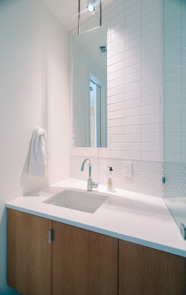 Идея дизайна: большая главная ванная комната в современном стиле с плоскими фасадами, светлыми деревянными фасадами, белой плиткой, керамической плиткой, белыми стенами, полом из керамической плитки, врезной раковиной и столешницей из гранита