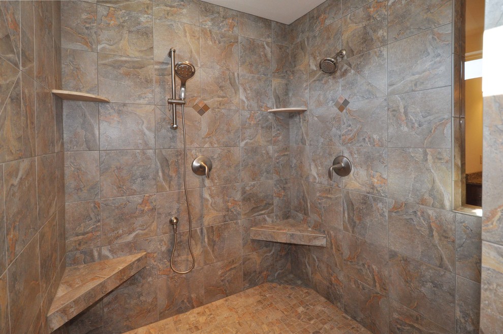 Foto di una stanza da bagno padronale tradizionale di medie dimensioni con lavabo sottopiano, ante in legno scuro, top in granito, pareti beige e pavimento con piastrelle in ceramica