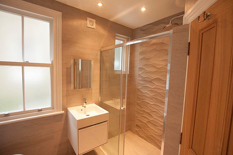 Пример оригинального дизайна: детская ванная комната среднего размера в современном стиле с открытым душем, серой плиткой, керамогранитной плиткой, полом из керамогранита и подвесной раковиной