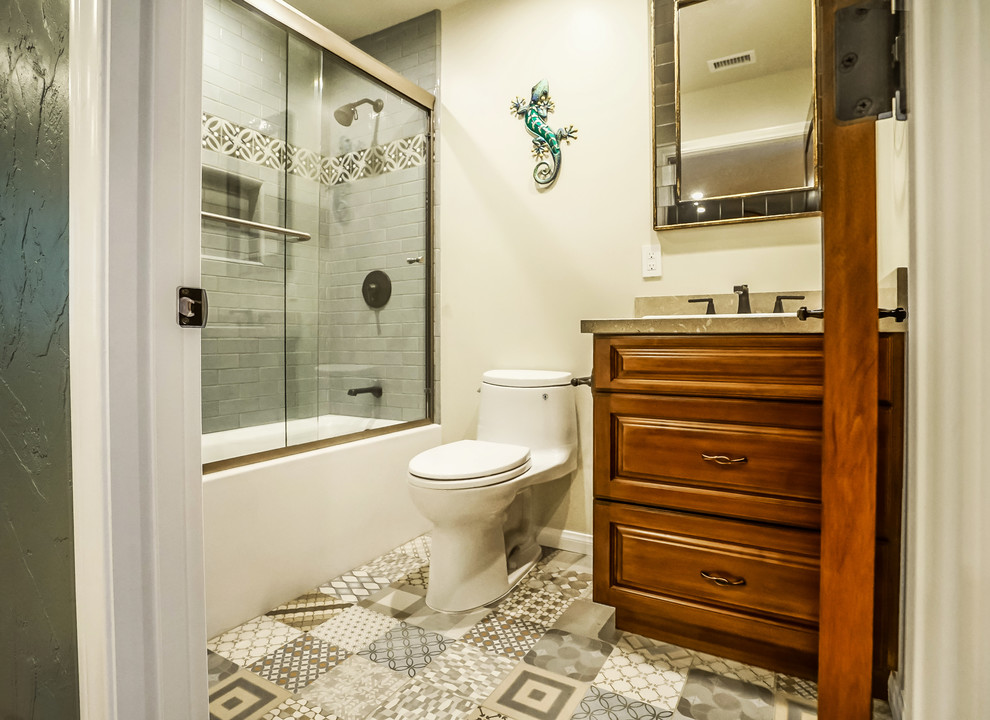 Idéer för mellanstora vintage badrum med dusch, med luckor med upphöjd panel, skåp i mörkt trä, ett badkar i en alkov, en dusch/badkar-kombination, en toalettstol med separat cisternkåpa, grå kakel, vit kakel, porslinskakel, grå väggar, cementgolv, ett undermonterad handfat, bänkskiva i betong, flerfärgat golv och dusch med skjutdörr