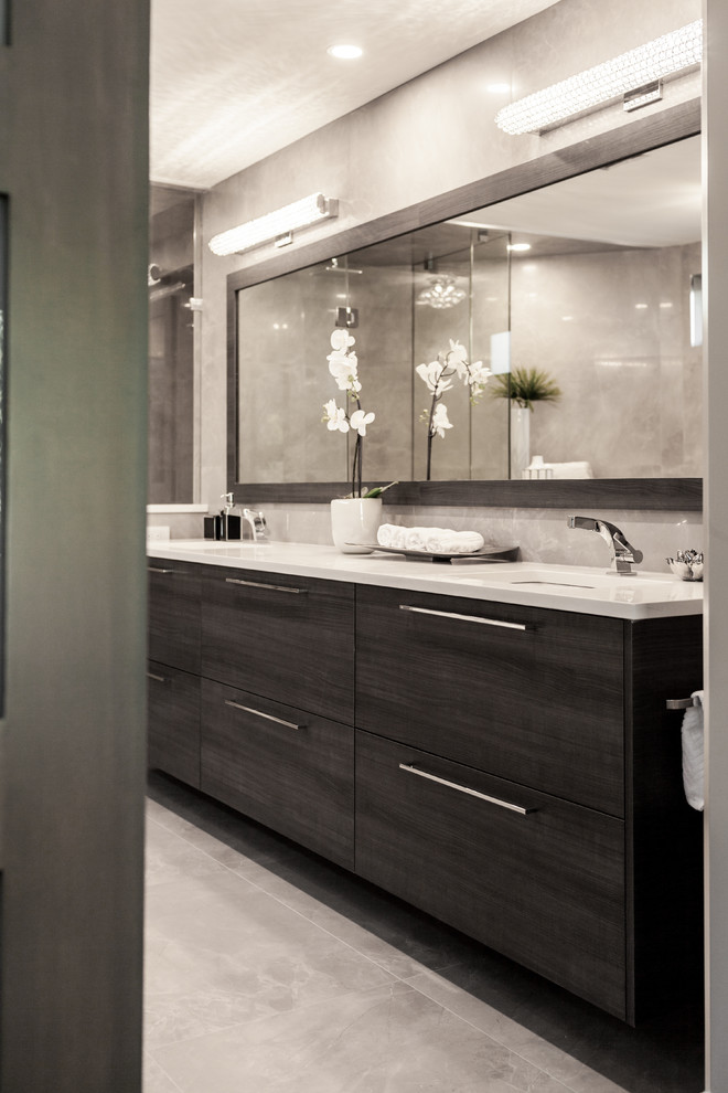 Exempel på ett mellanstort modernt vit vitt en-suite badrum, med grått golv, släta luckor, svarta skåp, en dusch i en alkov, grå väggar, cementgolv, ett undermonterad handfat och dusch med gångjärnsdörr