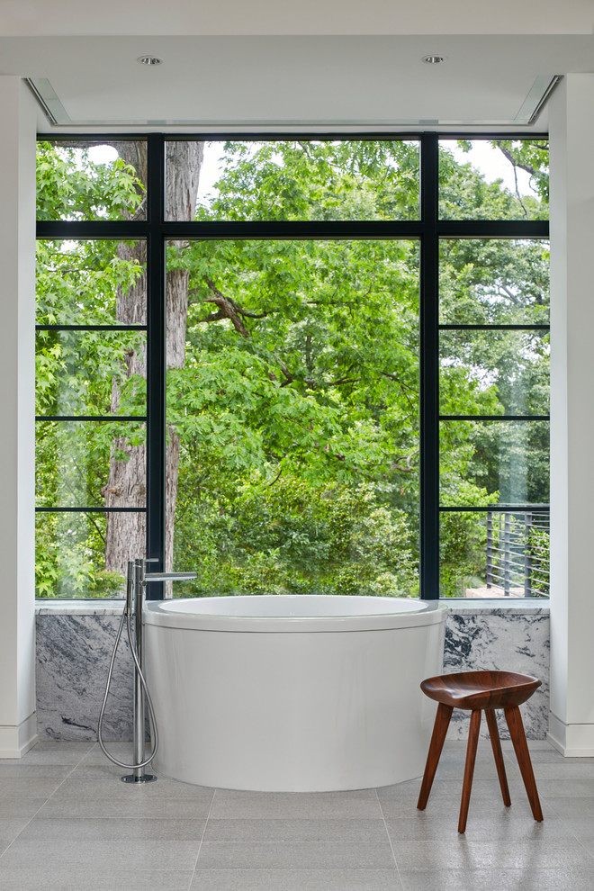 Свежая идея для дизайна: большая ванная комната в современном стиле с открытыми фасадами, фасадами цвета дерева среднего тона, японской ванной, душем без бортиков, инсталляцией, белой плиткой, мраморной плиткой, белыми стенами, полом из известняка, врезной раковиной, мраморной столешницей, белым полом, душем с распашными дверями и белой столешницей - отличное фото интерьера