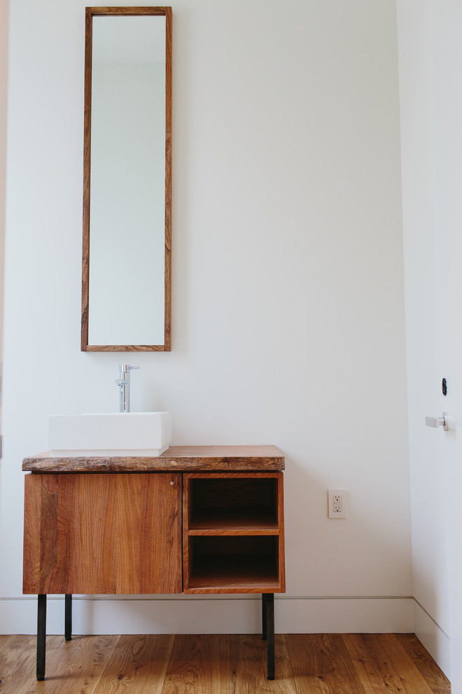 Mittelgroßes Modernes Badezimmer En Suite mit Aufsatzwaschbecken, offenen Schränken, hellbraunen Holzschränken, Waschtisch aus Holz, weißer Wandfarbe und brauner Waschtischplatte in Atlanta
