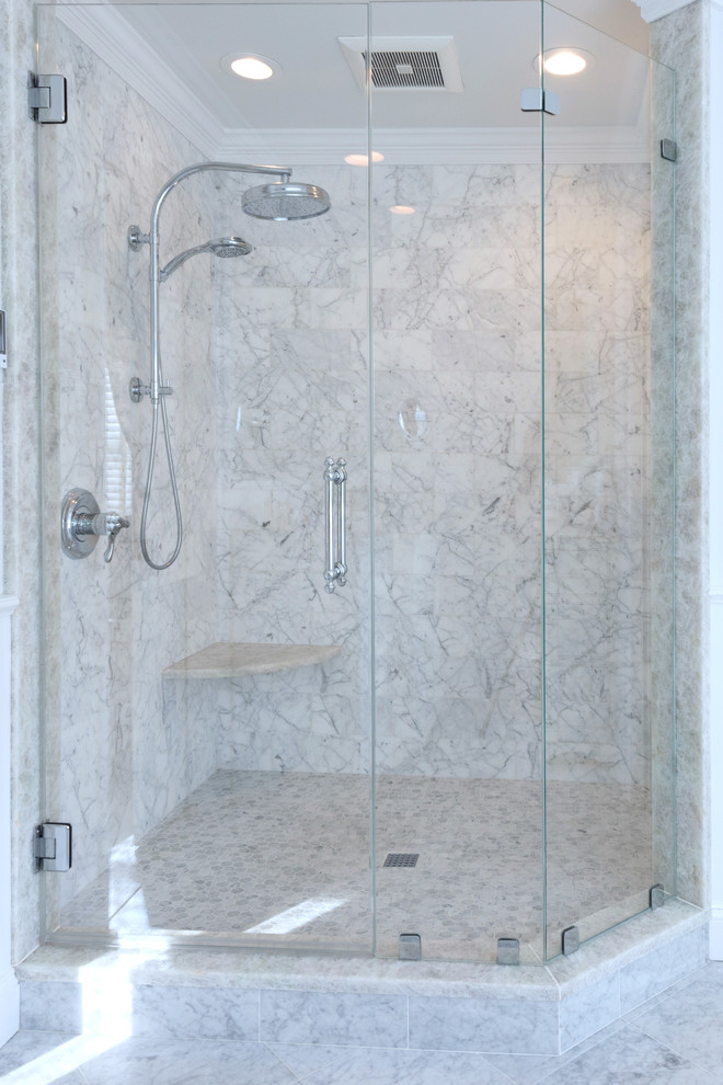 Inspiration pour une grande salle de bain principale design avec une douche d'angle, un carrelage de pierre, un sol en marbre, un placard avec porte à panneau surélevé, des portes de placard blanches, une baignoire indépendante, un carrelage blanc, un lavabo encastré, un plan de toilette en quartz, un sol gris, un mur blanc et une cabine de douche à porte battante.