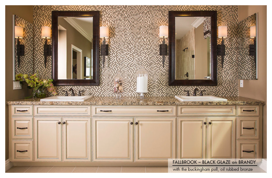 Ispirazione per una stanza da bagno padronale classica di medie dimensioni con lavabo rettangolare, ante con bugna sagomata, top in granito, piastrelle beige, pareti multicolore e pavimento con piastrelle in ceramica
