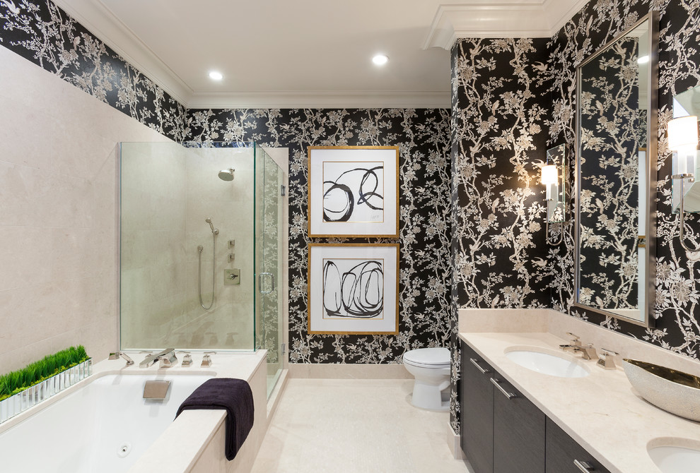 Réalisation d'une salle de bain principale design avec un lavabo encastré, un placard à porte plane, des portes de placard noires, une baignoire encastrée, une douche d'angle, un carrelage beige et un mur noir.