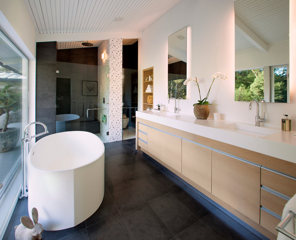 Retro Badezimmer mit integriertem Waschbecken, flächenbündigen Schrankfronten, hellen Holzschränken, freistehender Badewanne, bodengleicher Dusche und weißer Wandfarbe in Santa Barbara