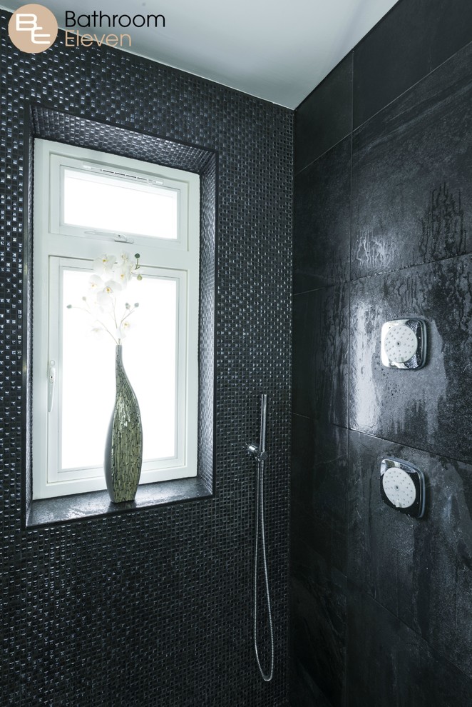 Modernes Duschbad mit Nasszelle, schwarzen Fliesen, Porzellanfliesen und offener Dusche