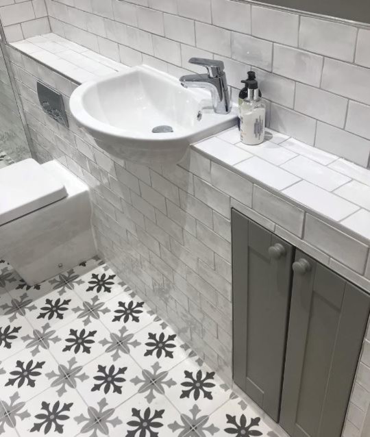 Immagine di una stanza da bagno design di medie dimensioni con piastrelle grigie, piastrelle in ceramica, pareti grigie, pavimento in gres porcellanato, pavimento multicolore e top grigio