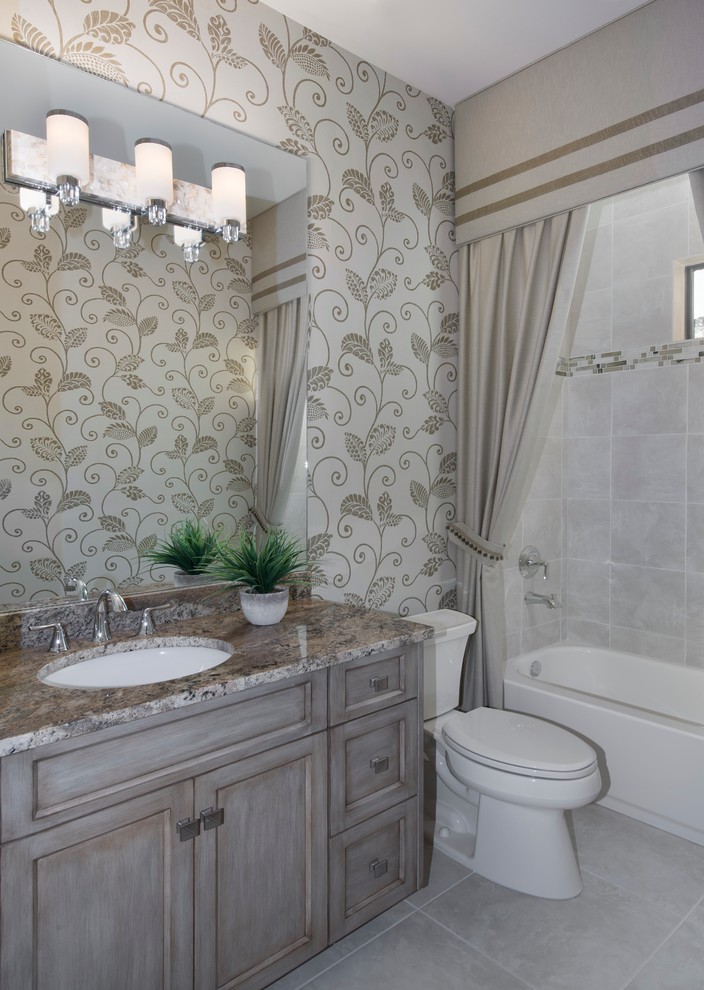 Foto på ett mellanstort medelhavsstil badrum, med skåp i shakerstil, skåp i slitet trä, ett badkar i en alkov, en dusch/badkar-kombination, flerfärgade väggar, ett undermonterad handfat, beiget golv och dusch med duschdraperi