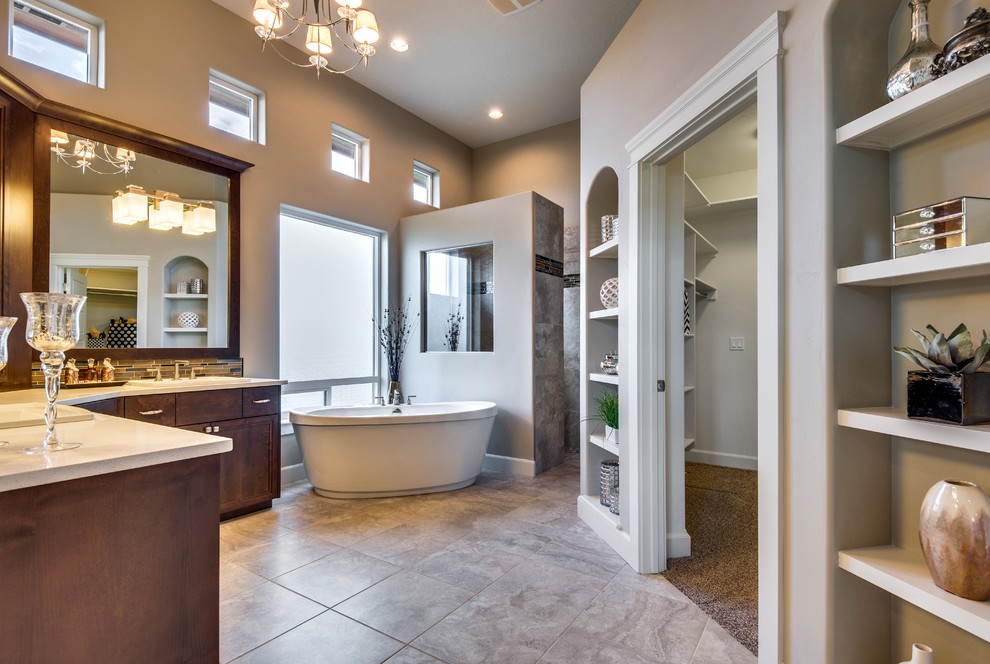 Exempel på ett stort modernt en-suite badrum, med skåp i shakerstil, skåp i mörkt trä, ett fristående badkar, en öppen dusch, bruna väggar, klinkergolv i keramik, ett undermonterad handfat, bänkskiva i kalksten, brunt golv och med dusch som är öppen