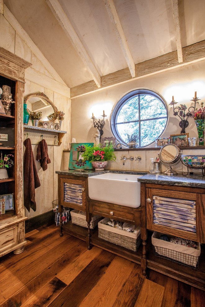 Shabby-Style Badezimmer mit Unterbauwaschbecken, hellbraunen Holzschränken, weißer Wandfarbe, braunem Holzboden und Lamellenschränken in Sonstige
