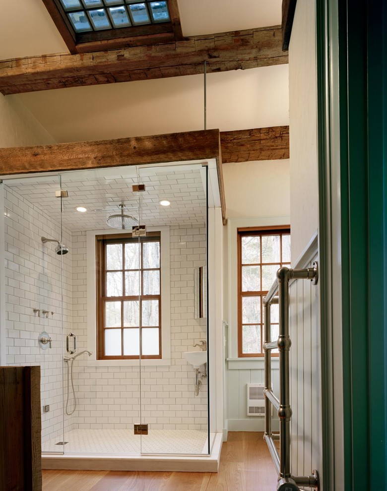 На фото: большая ванная комната в стиле кантри с угловым душем, белой плиткой, керамической плиткой, зелеными стенами, светлым паркетным полом, душевой кабиной и подвесной раковиной