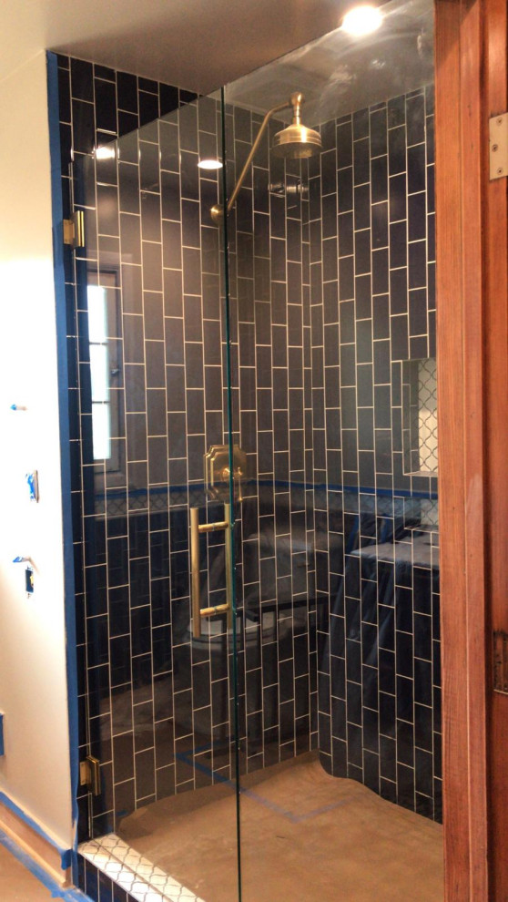 Foto de cuarto de baño minimalista de tamaño medio con combinación de ducha y bañera, baldosas y/o azulejos azules, baldosas y/o azulejos de cerámica y ducha con puerta corredera