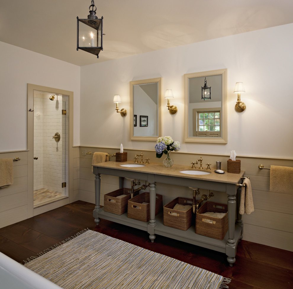 Стильный дизайн: большая главная ванная комната в стиле кантри с фасадами островного типа, серыми фасадами, белой плиткой, керамической плиткой, белыми стенами, паркетным полом среднего тона, врезной раковиной и столешницей из известняка - последний тренд