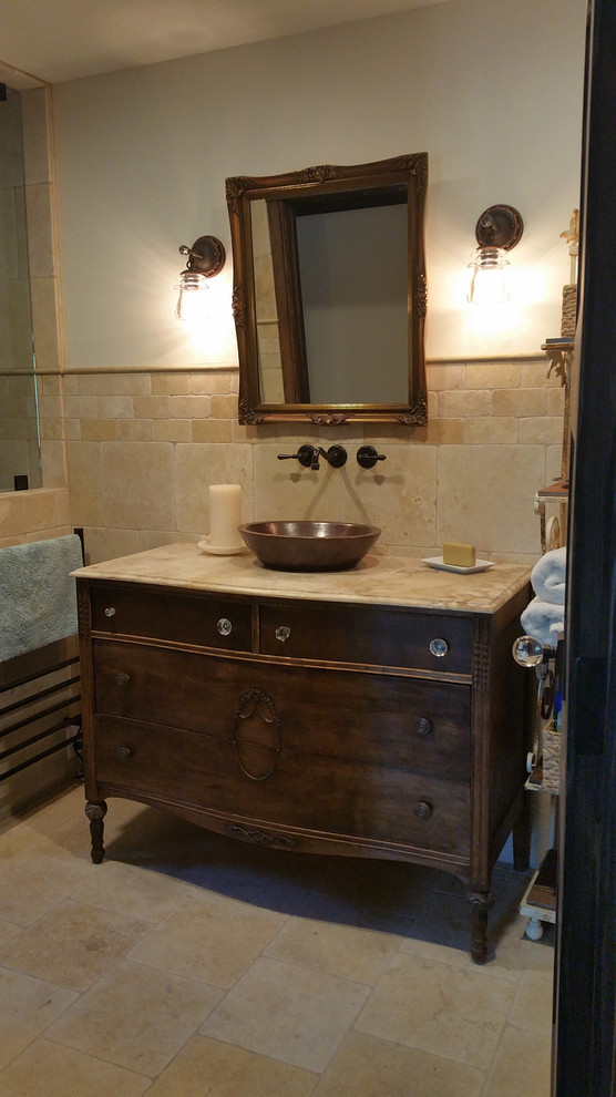 Exemple d'une salle de bain principale nature en bois foncé de taille moyenne avec un placard en trompe-l'oeil, un mur blanc, un sol en calcaire, une vasque et un plan de toilette en calcaire.