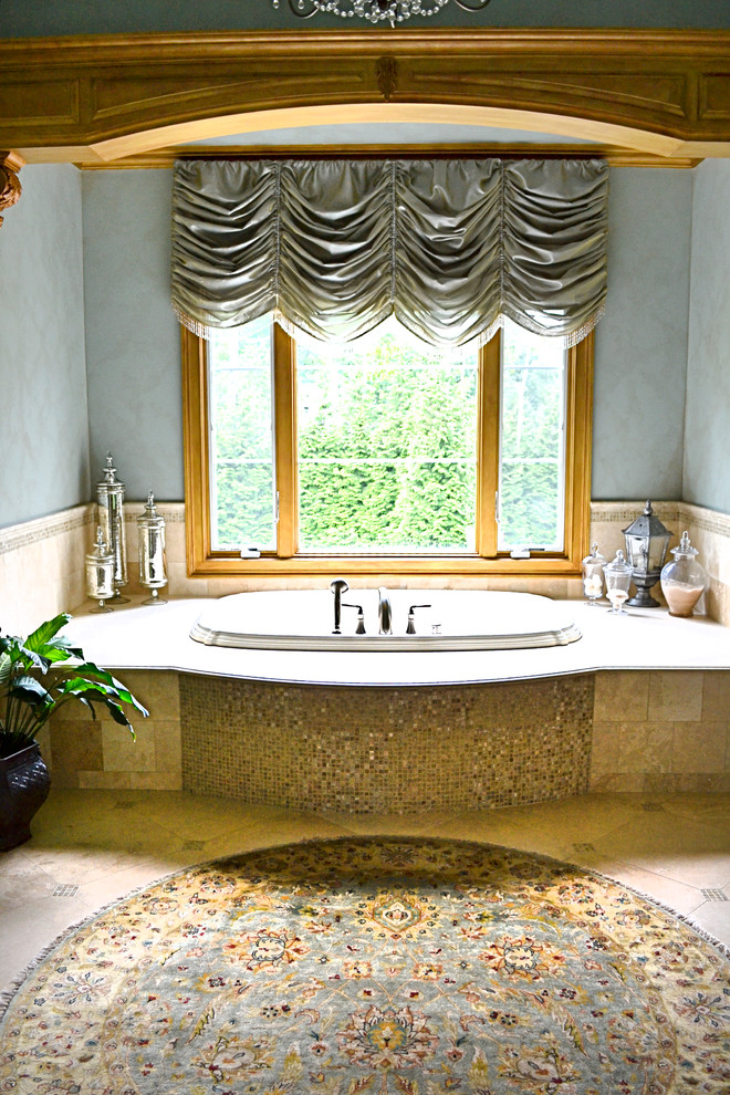 Inspiration för ett mellanstort vintage en-suite badrum, med ett platsbyggt badkar, beige kakel och stenkakel