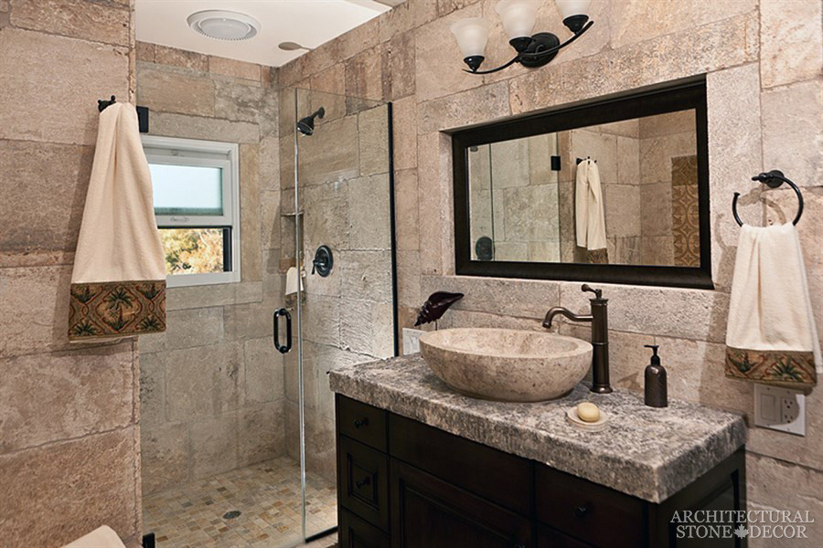 Пример оригинального дизайна: большая главная ванная комната в средиземноморском стиле с плиткой из известняка, полом из известняка, консольной раковиной, столешницей из известняка, серой плиткой и серыми стенами