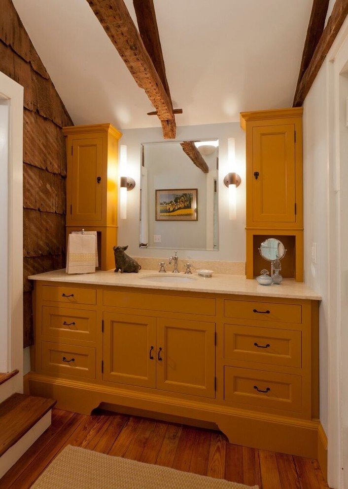 Esempio di una grande stanza da bagno con doccia chic con ante in stile shaker, ante gialle, pareti bianche, pavimento in legno massello medio, lavabo da incasso e top in superficie solida