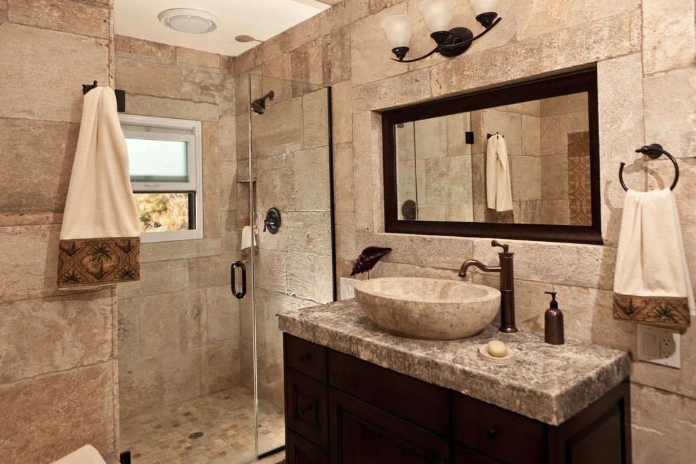 Mediterranes Badezimmer mit Aufsatzwaschbecken, Duschnische, beigen Fliesen und beiger Wandfarbe in Orange County