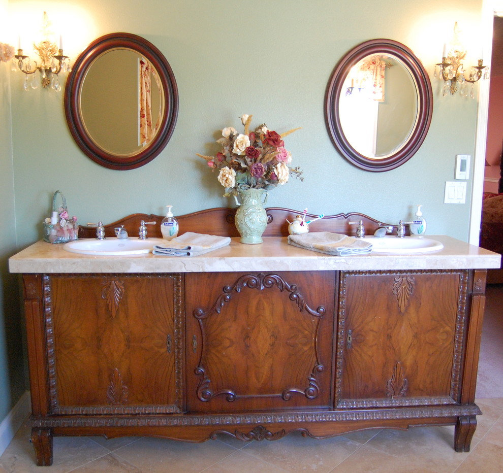 Immagine di una stanza da bagno tradizionale con lavabo da incasso e ante con riquadro incassato