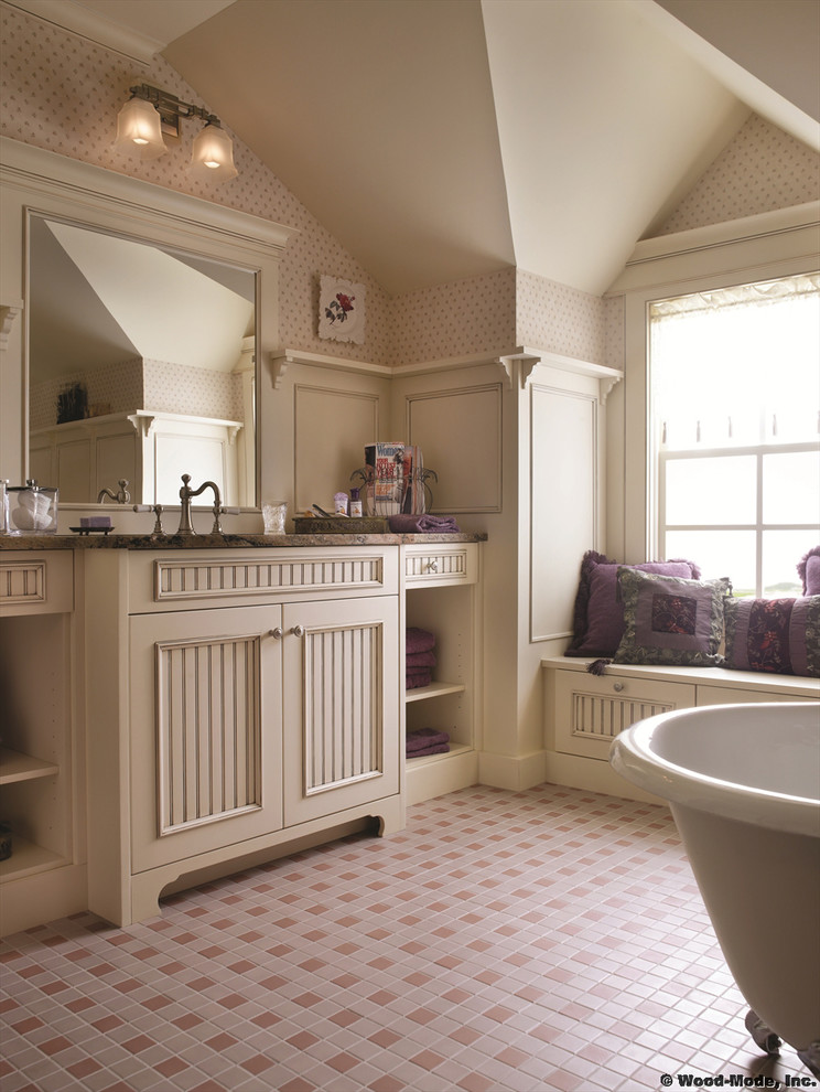 Inspiration för ett stort vintage en-suite badrum, med luckor med profilerade fronter, vita skåp, ett badkar med tassar, en hörndusch, en toalettstol med hel cisternkåpa, beige kakel, keramikplattor, vita väggar, klinkergolv i keramik, ett integrerad handfat, granitbänkskiva, rosa golv och dusch med gångjärnsdörr