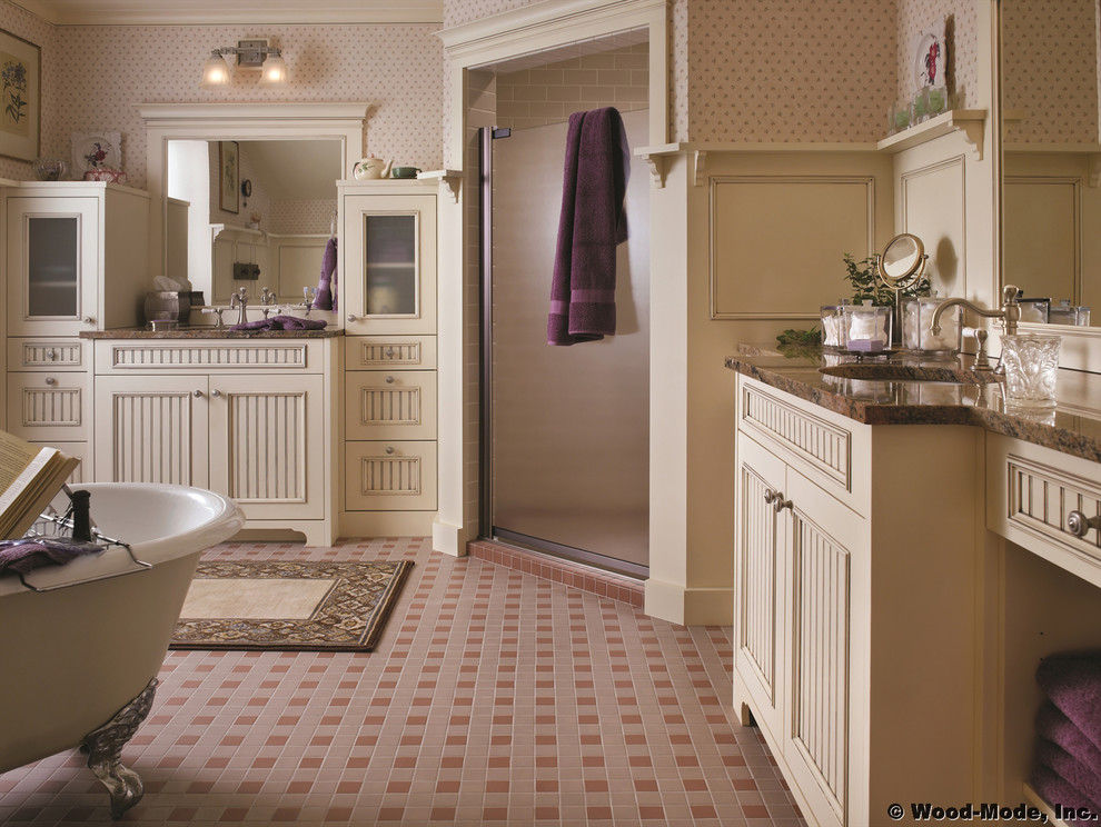 Idéer för stora vintage en-suite badrum, med luckor med profilerade fronter, vita skåp, ett badkar med tassar, en hörndusch, en toalettstol med hel cisternkåpa, beige kakel, keramikplattor, vita väggar, klinkergolv i keramik, ett integrerad handfat, granitbänkskiva, rosa golv och dusch med gångjärnsdörr