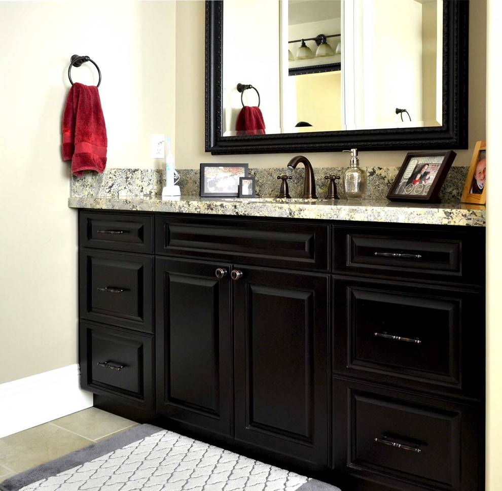 Immagine di una stanza da bagno padronale minimal con ante con bugna sagomata, ante in legno bruno, pavimento con piastrelle in ceramica e top in granito