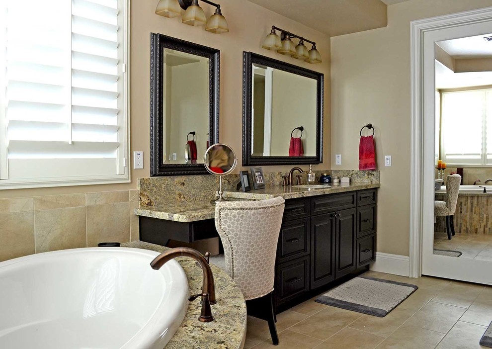 На фото: главная ванная комната в современном стиле с фасадами с выступающей филенкой, темными деревянными фасадами, полом из керамической плитки и столешницей из гранита с