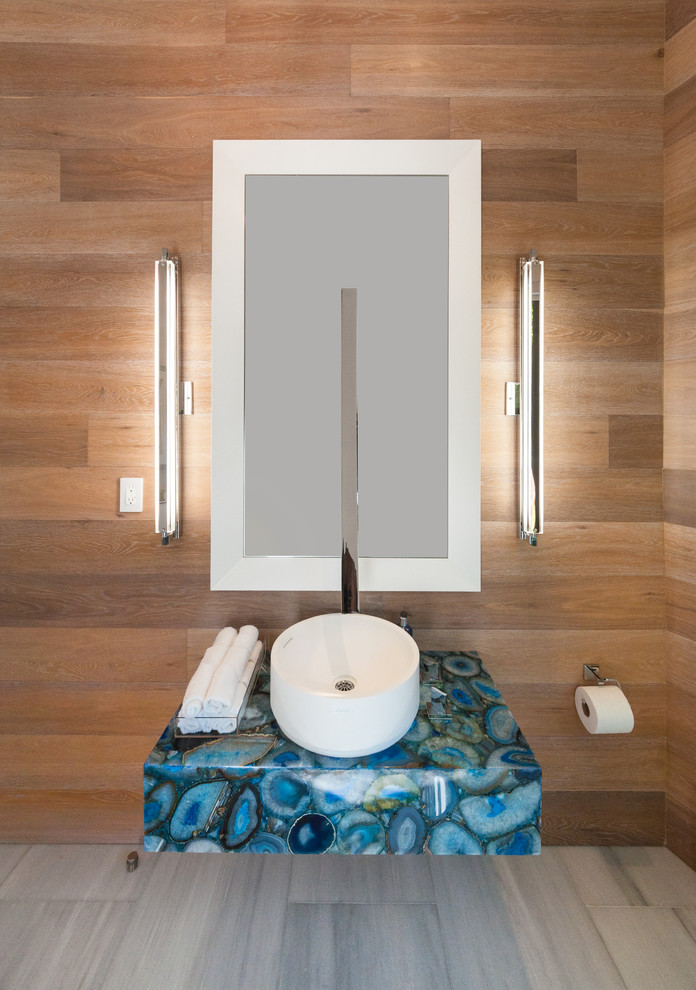 マイアミにあるコンテンポラリースタイルのおしゃれな浴室 (壁付け型シンク、フラットパネル扉のキャビネット、大理石の洗面台、壁掛け式トイレ、白い壁、白いタイル、石タイル、大理石の床) の写真
