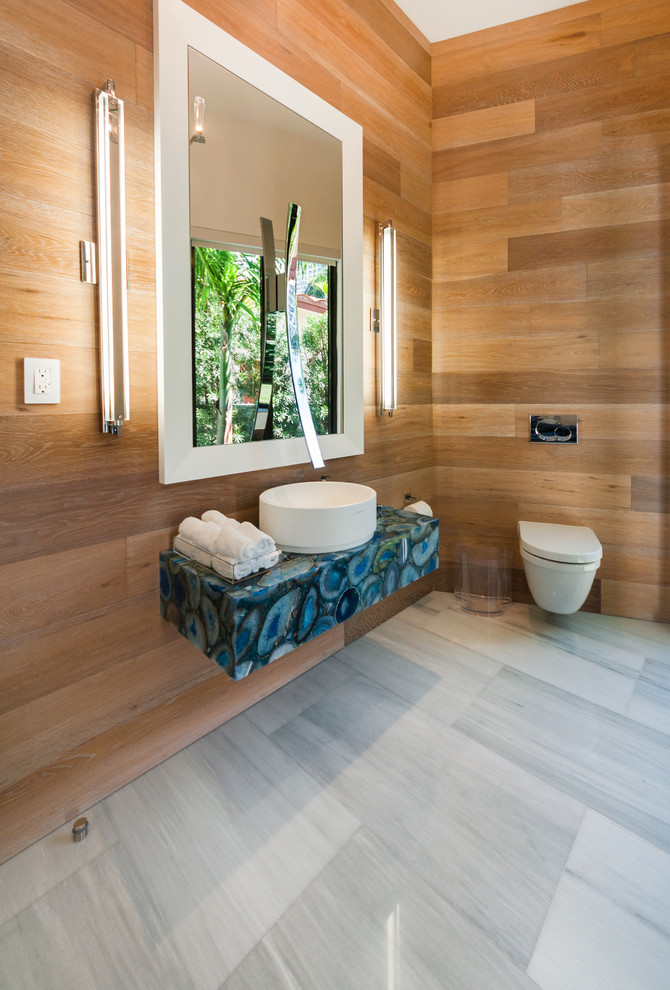 На фото: большая ванная комната в современном стиле с настольной раковиной, инсталляцией, белой плиткой, коричневыми стенами, мраморным полом, душевой кабиной, столешницей из оникса, серым полом и синей столешницей с