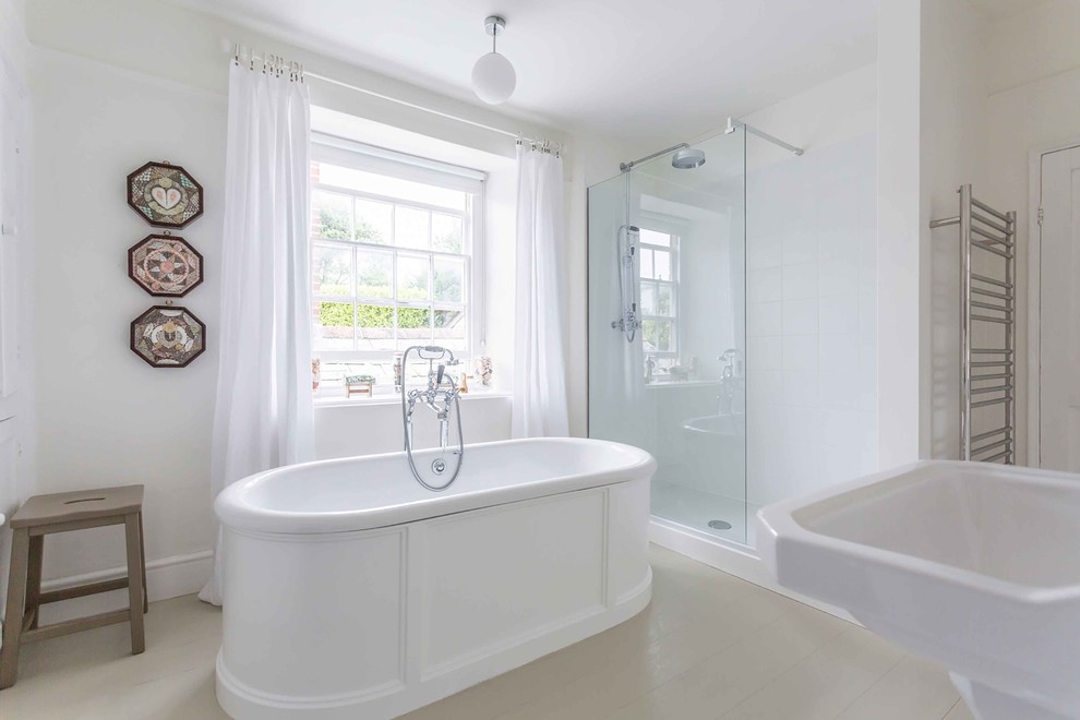 Idéer för mellanstora funkis en-suite badrum, med ett fristående badkar, beige väggar, målat trägolv, beiget golv, en hörndusch, ett piedestal handfat, med dusch som är öppen och vit kakel