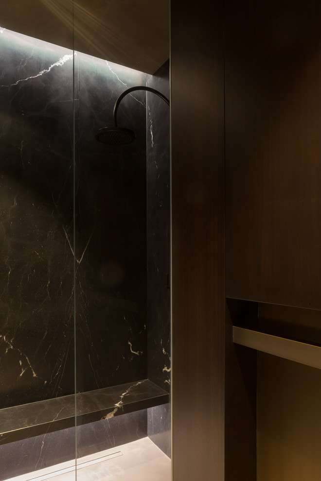 Ispirazione per una stanza da bagno con doccia contemporanea di medie dimensioni con ante in legno bruno, doccia aperta, piastrelle nere, lastra di pietra, pareti marroni, pavimento in cemento e top in cemento