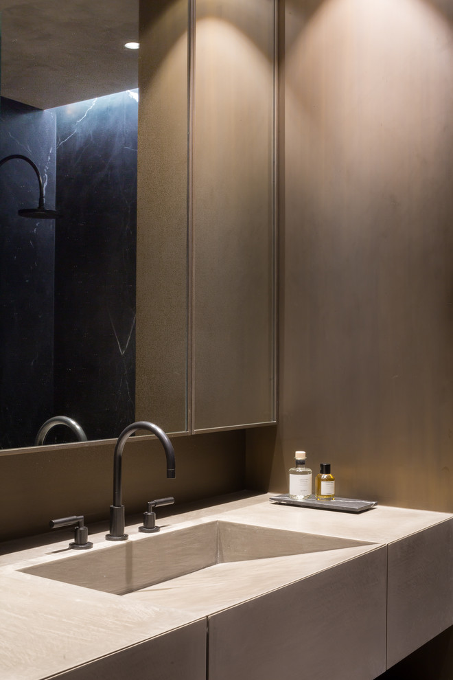 Свежая идея для дизайна: ванная комната среднего размера в современном стиле с темными деревянными фасадами, открытым душем, черной плиткой, плиткой из листового камня, коричневыми стенами, бетонным полом, душевой кабиной и столешницей из бетона - отличное фото интерьера