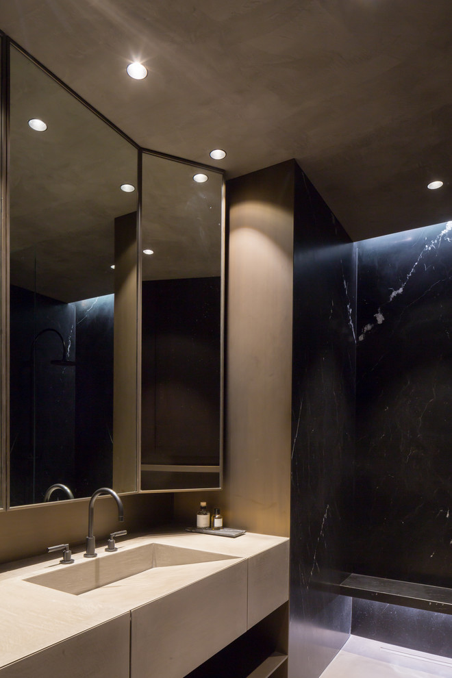 Inspiration för mellanstora moderna badrum med dusch, med skåp i mörkt trä, en öppen dusch, svart kakel, stenhäll, bruna väggar, betonggolv och bänkskiva i betong