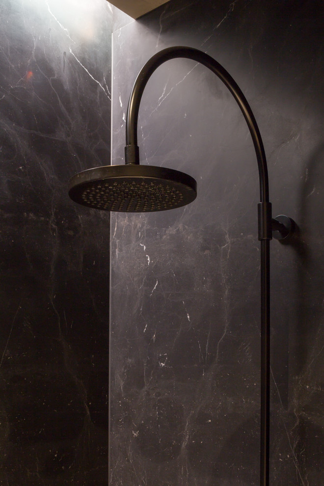 Inredning av ett modernt mellanstort badrum med dusch, med skåp i mörkt trä, en öppen dusch, svart kakel, stenhäll, bruna väggar, betonggolv och bänkskiva i betong