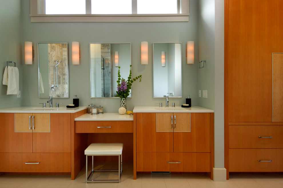 バンクーバーにあるコンテンポラリースタイルのおしゃれな浴室 (アンダーカウンター洗面器、フラットパネル扉のキャビネット、中間色木目調キャビネット、白い洗面カウンター) の写真