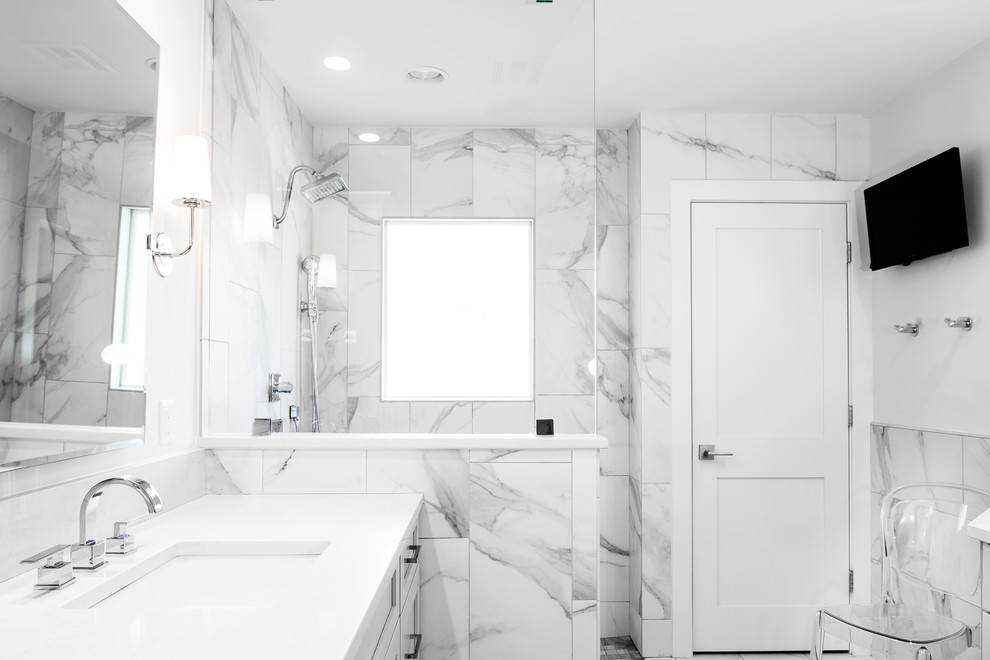 他の地域にある中くらいなトランジショナルスタイルのおしゃれなマスターバスルーム (シェーカースタイル扉のキャビネット、白いキャビネット、オープン型シャワー、グレーのタイル、白いタイル、アンダーカウンター洗面器、珪岩の洗面台、オープンシャワー、大理石タイル、白い床、置き型浴槽、白い壁) の写真