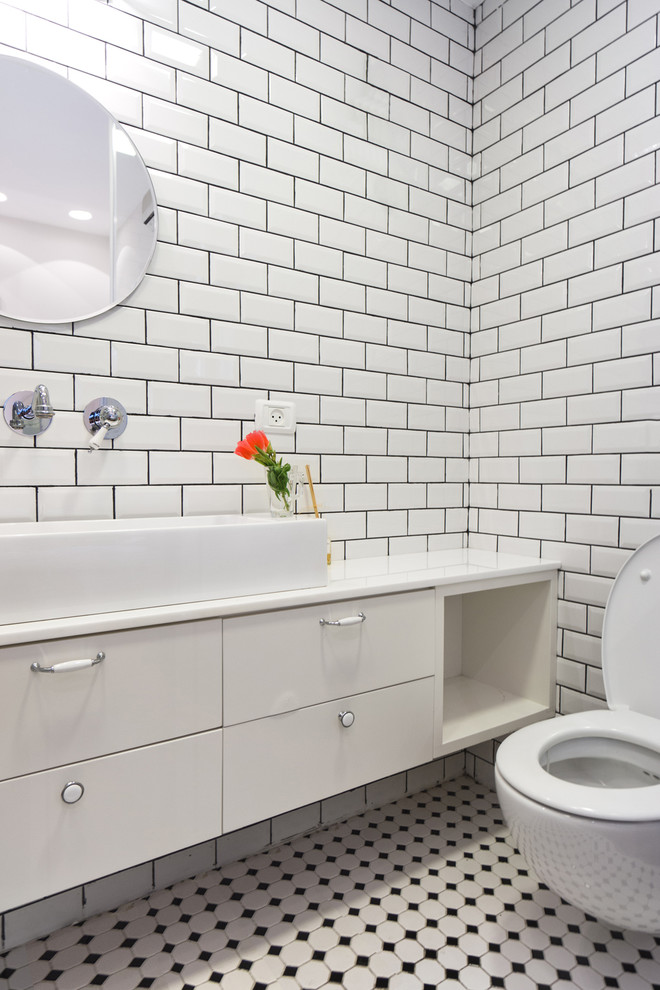 Inspiration för ett funkis badrum, med vita skåp, marmorbänkskiva, en öppen dusch, vit kakel och porslinskakel