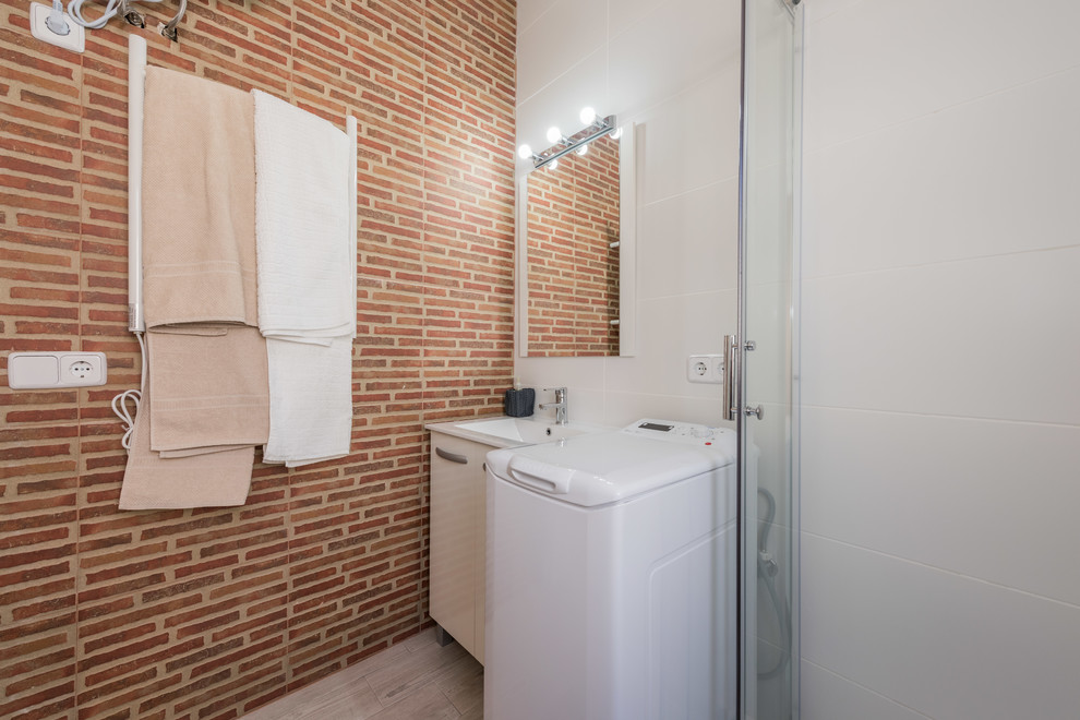 Идея дизайна: ванная комната среднего размера в стиле лофт с плоскими фасадами, белыми фасадами, душем в нише, белыми стенами, душевой кабиной и монолитной раковиной